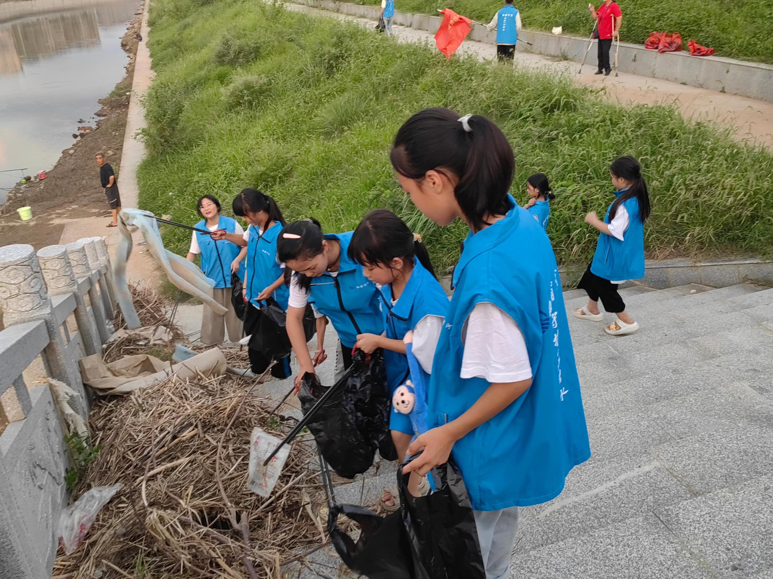 1724926662419098572.jpg 8.28溆浦青春護河1.jpg