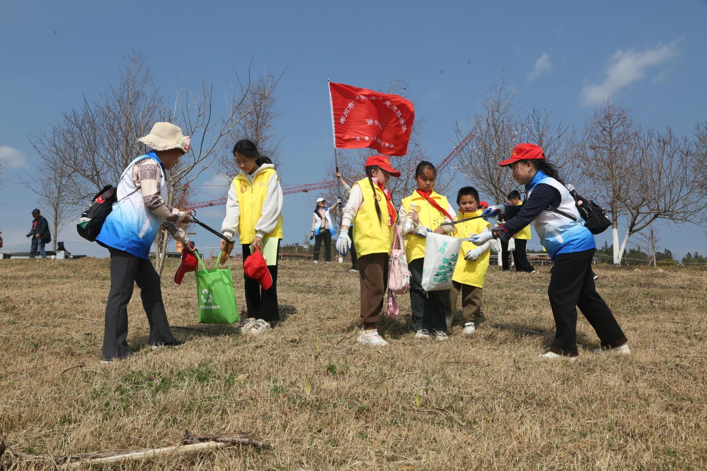 3.53月1日，資興市志愿者協(xié)會、資興市生態(tài)環(huán)境保護志愿者協(xié)會聯合在東江湖濕地公園河道口開展“守護東江湖水 心護萬畝綠”撿拾垃圾志愿服務活動。40多名志愿者一邊清理河道口垃圾，一邊向游客宣傳垃圾處理和濕地公園環(huán)境整治的重要性，增強游客的責任感和參與意識。（通訊員 歐祖生 曹忠蘭 攝）.jpg