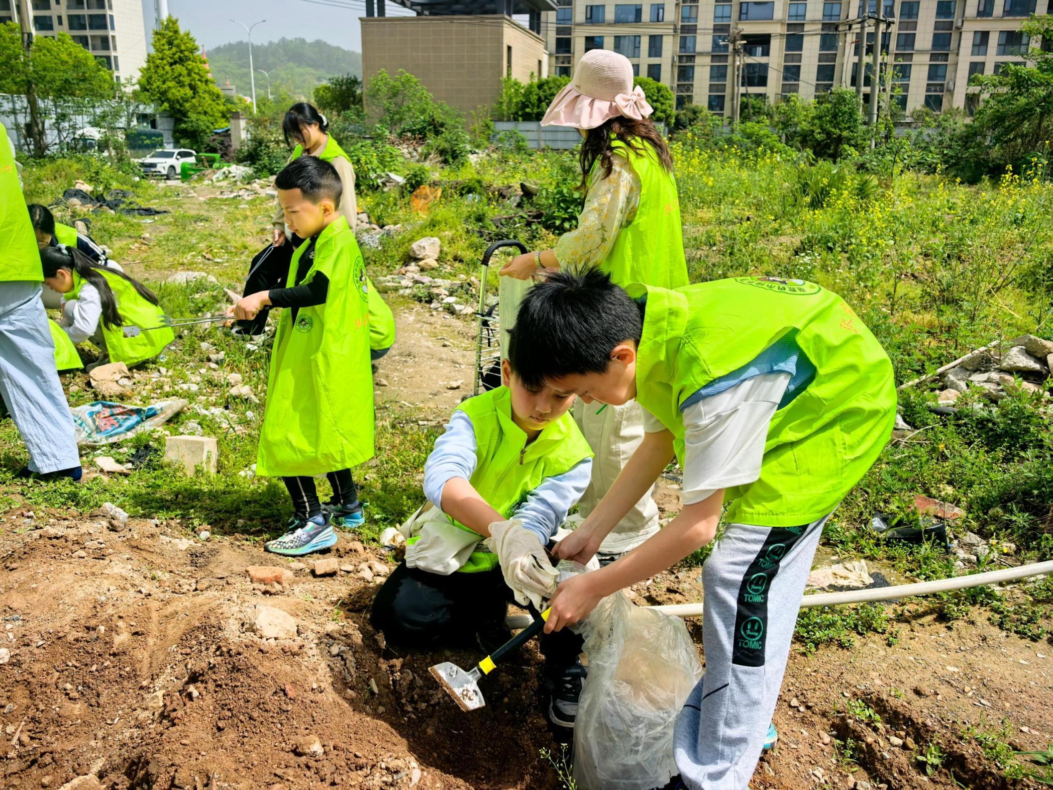 1745400393024082786.jpg 4.23綠色衛士張家界2.jpg