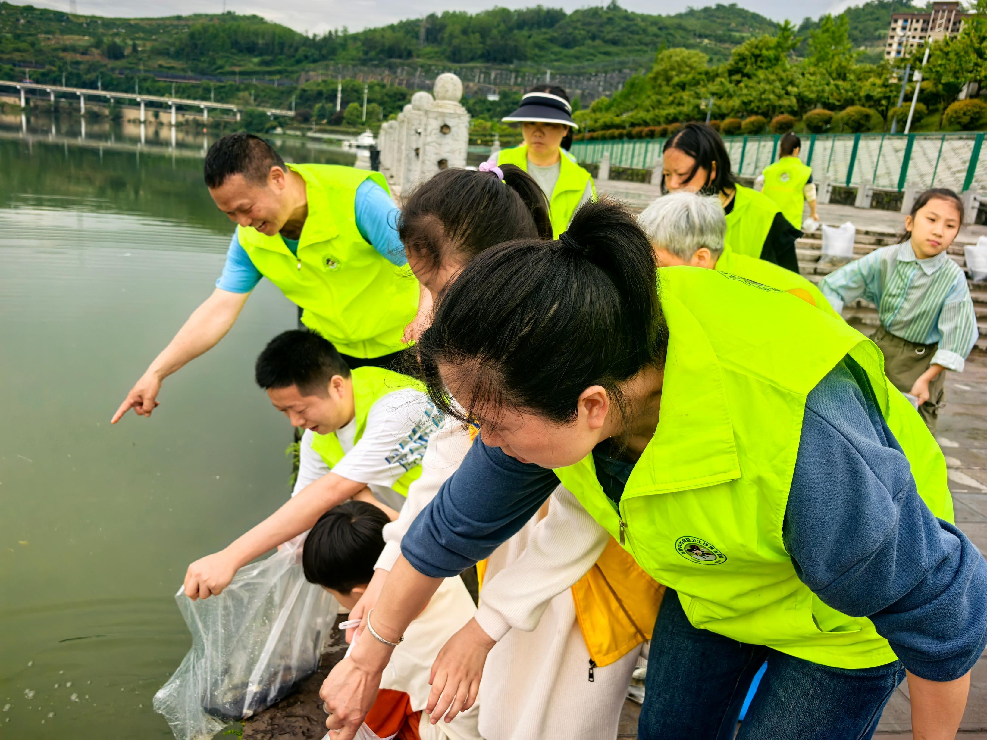 1745400409812032274.jpg 4.23綠色衛士張家界3.jpg