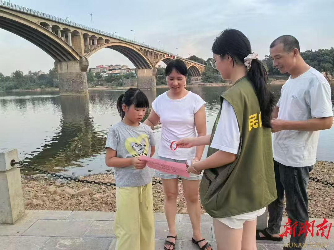 8.8祁陽市志愿者筑防溺水2.jpg